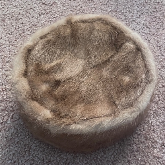 Elegant Tan Mink Fur Hat - Picture 2 of 4